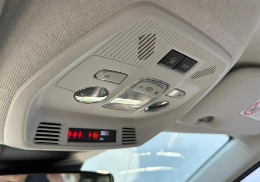 Plafonnier intérieur avec commandes d'éclairage et bouton SOS de la Citroën C3 IV New 2025 rouge Elixir toit noir.