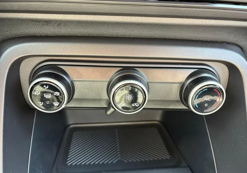 Gros plan sur les commandes de climatisation manuelle de la Citroën C3 IV New rouge Elixir avec toit noir.