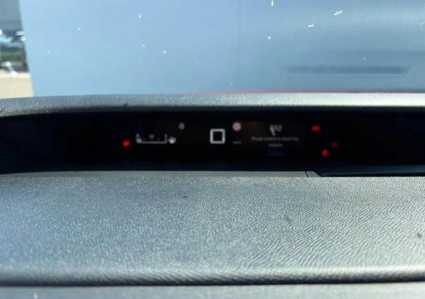 Tableau de bord numérique de la Citroën C3 IV New 1.2 Turbo 100 You+ BVM6, affichage central en mode veille.