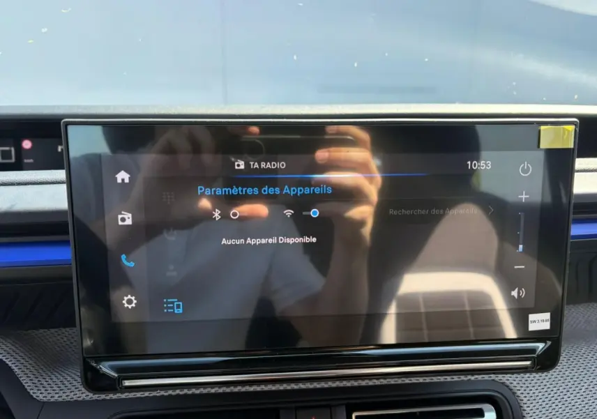 Écran tactile central de la Citroën C3 2025 avec décor Ultra Blue sur planche de bord, vue intérieure frontale.