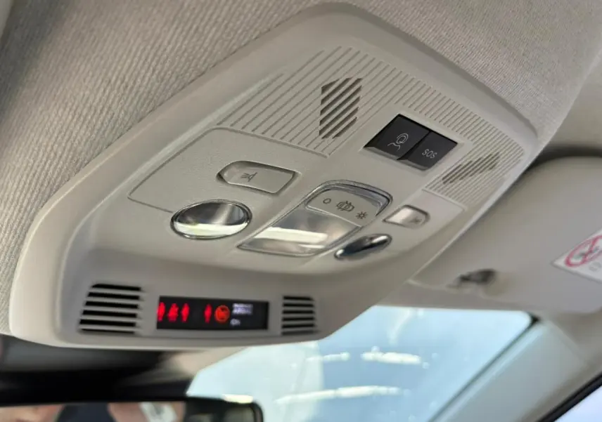 Vue en gros plan du plafonnier beige avec commandes d'éclairage et bouton SOS dans une Citroën C3 2025.