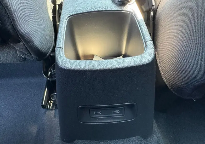 Prise USB-C double en bas de la console centrale arrière d'une Citroën C3 Rouge Elixir toit noir.