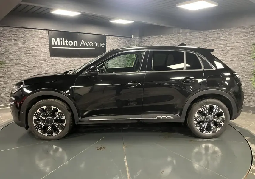 Profil côté gauche d'une FIAT 600 noire avec jantes alliage diamantées et logo 600 sur la bas de caisse.