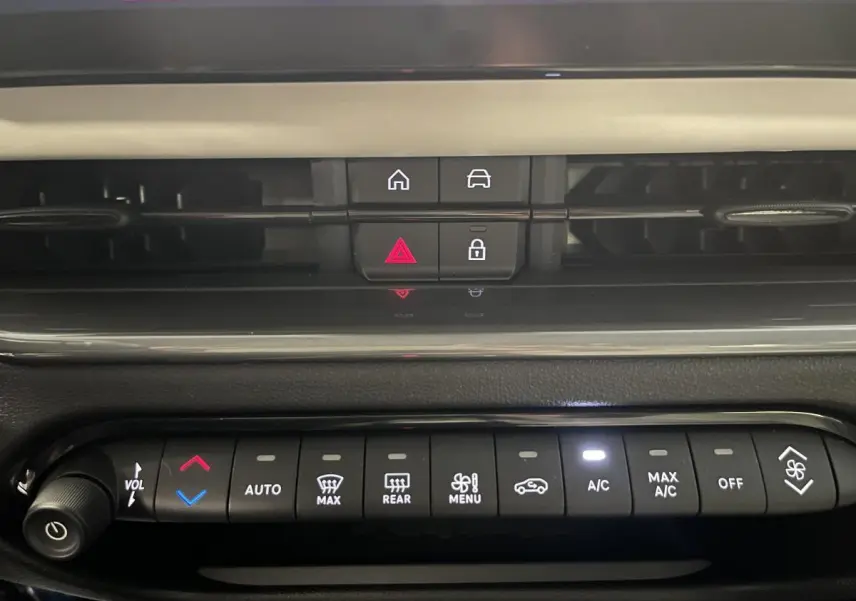 Gros plan sur la console centrale du Fiat 600 La Prima 2024, montrant les commandes de climatisation et ventilation.