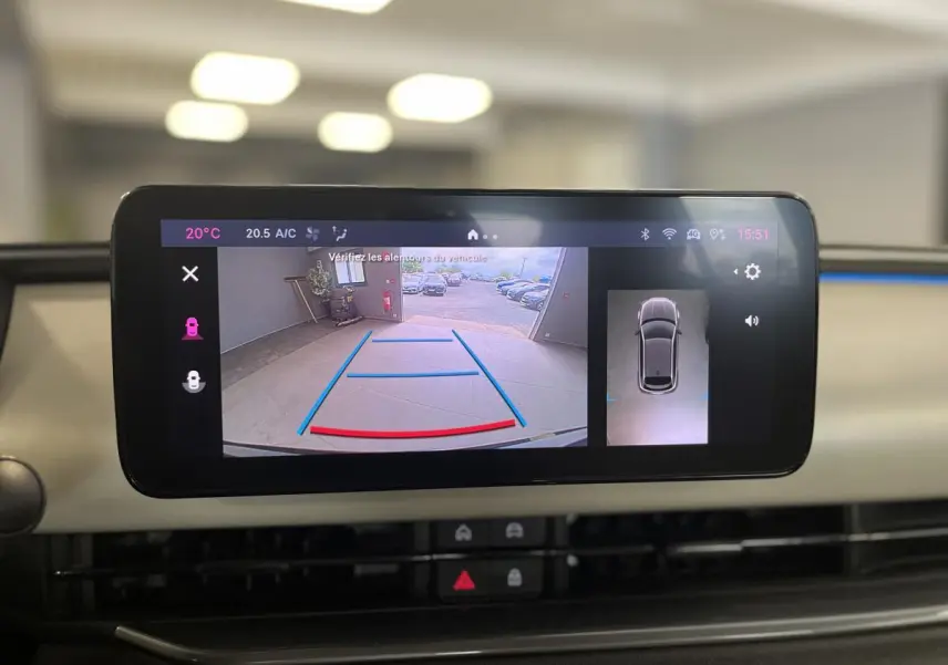 Écran tactile intérieur de la FIAT 600 La Prima 2024 affichant la caméra de recul et l'aide au stationnement 360°
