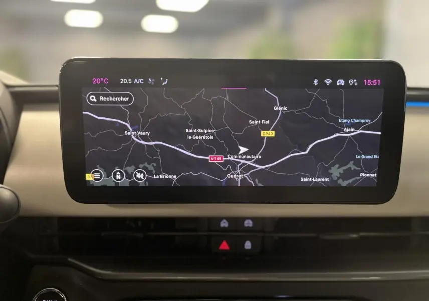 Écran tactile central affichant la navigation dans l'habitacle ivoire du Fiat 600 noir, vue frontale rapprochée.