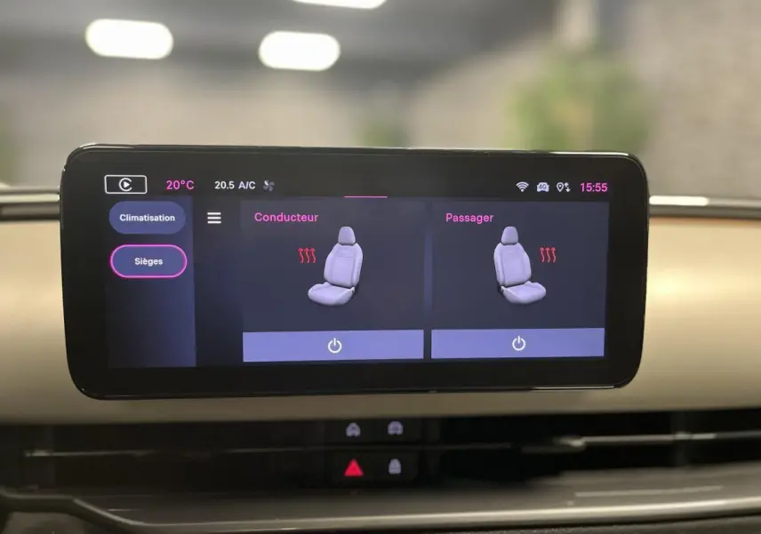 Écran tactile intérieur affichant le réglage des sièges chauffants conducteur et passager sur planche de bord ivoire.