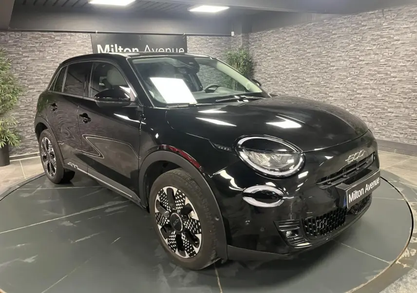 Fiat 600 1.2 Hybrid La Prima noire vue en 3/4 avant droit avec jantes alliage et logo 600 chromé sur calandre.