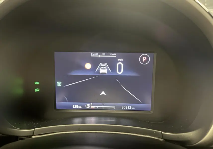 Combiné numérique 7 pouces du tableau de bord de la Fiat 600 La Prima 2024 affichant la vitesse et l'aide à la conduite.