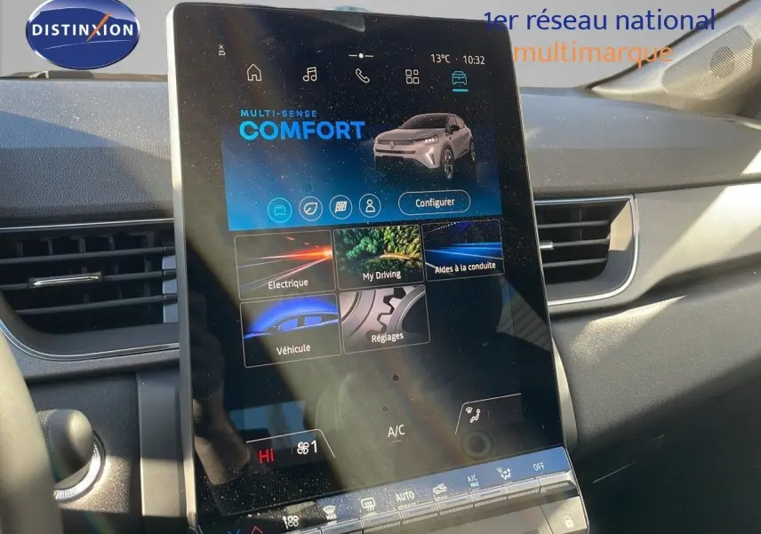 Écran tactile central du tableau de bord du Renault Captur E-Tech gris rafale, affichant les réglages de conduite Comfort.