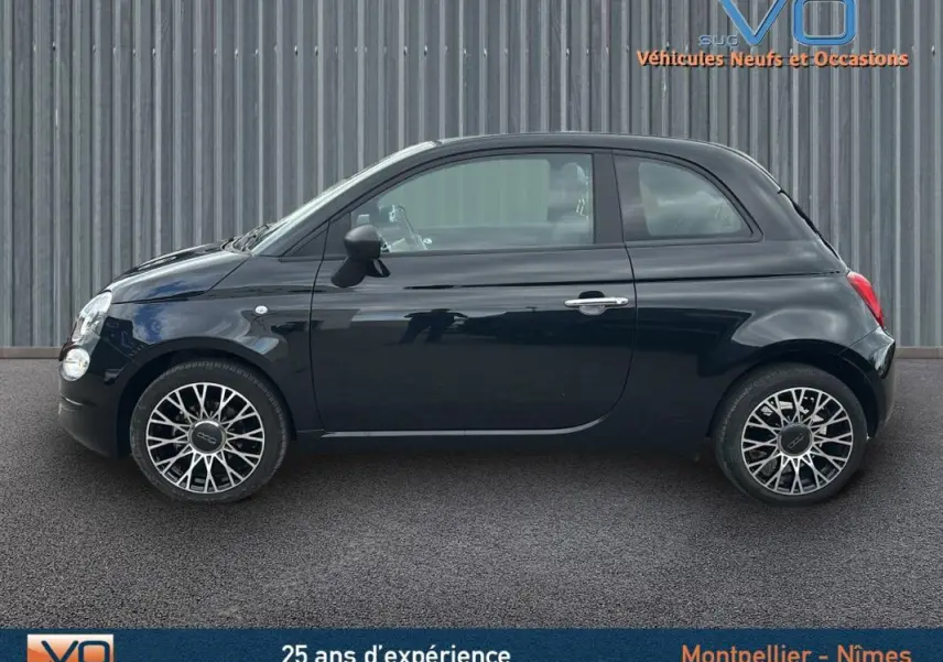 Profil côté gauche d'une FIAT 500C noire 2024 avec jantes stylisées et roue de secours visible