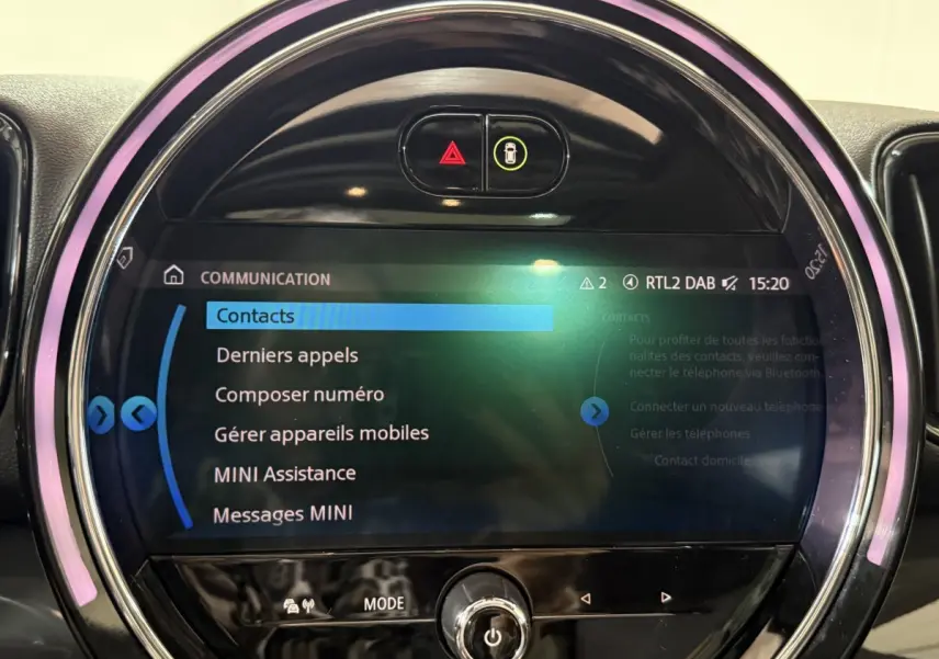 Écran tactile central rond du tableau de bord noir du MINI Countryman Cooper D 2020 affichant le menu communication.