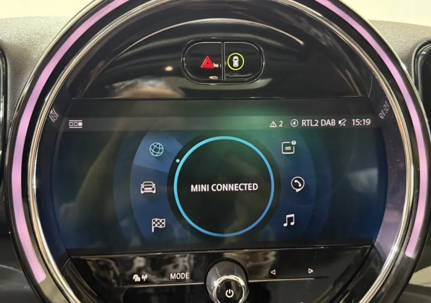 Écran tactile circulaire du tableau de bord MINI Countryman 2020 affichant MINI Connected, entouré d'un éclairage LED violet.