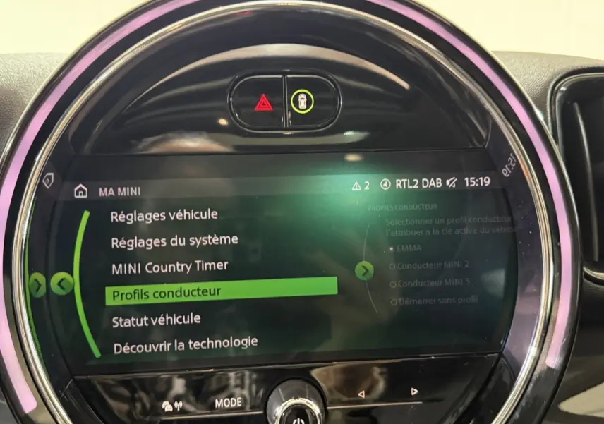 Écran tactile central rond avec menu de réglages du MINI Countryman Cooper D noir, ambiance intérieure moderne.