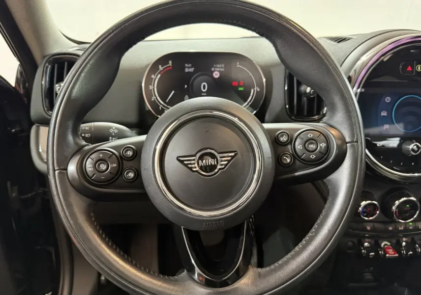 Vue rapprochée du volant cuir noir de la MINI Countryman 2020 avec tableau de bord digital et écran tactile coloré.