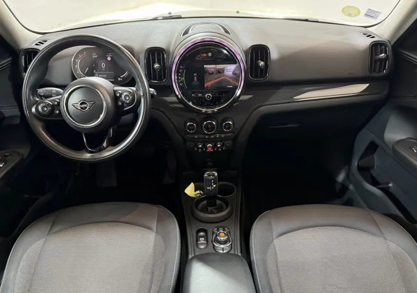 Intérieur noir de MINI COUNTRYMAN 2020 vu de face, tableau de bord avec écran tactile et volant multifonction cuir.