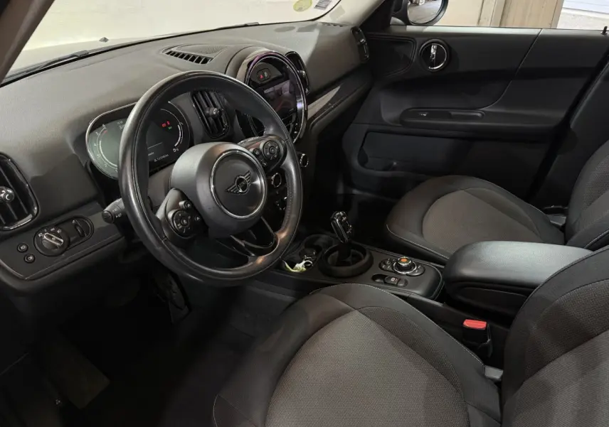 Intérieur noir de la MINI COUNTRYMAN Cooper D 2020 vu côté conducteur, avec volant cuir et console centrale moderne.