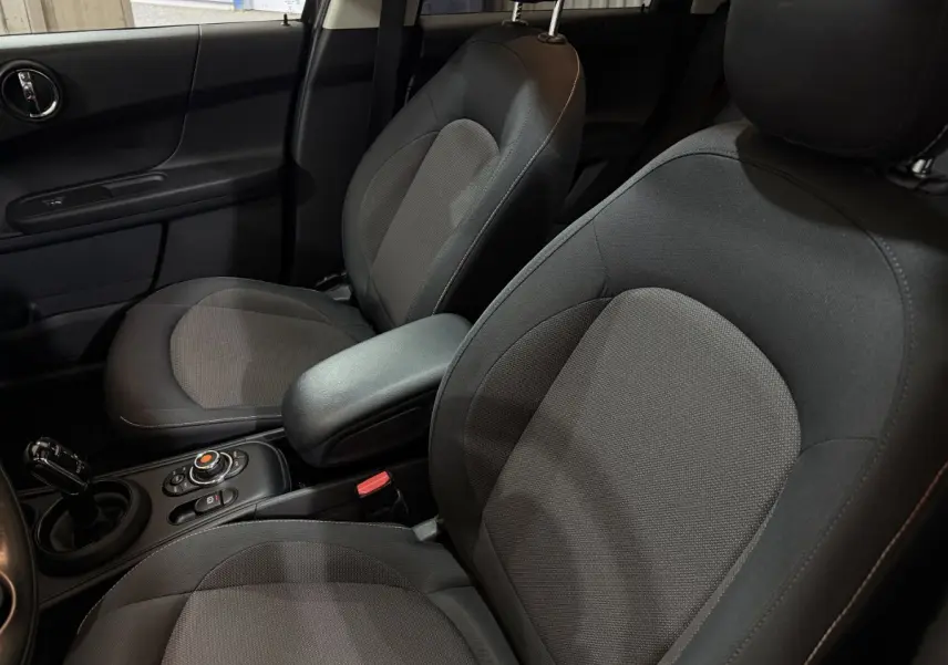 Vue rapprochée des sièges avant noirs et de la console centrale d'une MINI COUNTRYMAN Cooper D Business Design 2020.