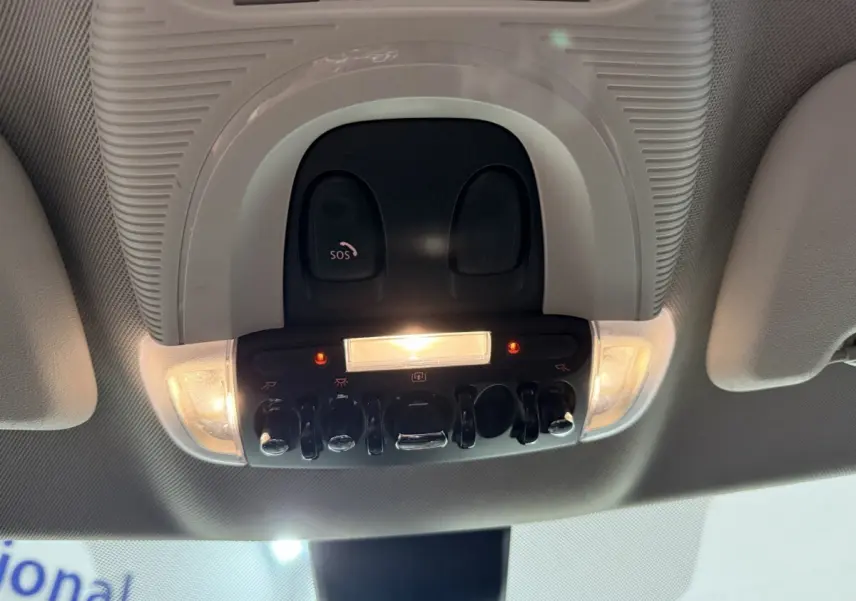 Plafonnier intérieur avec commandes et bouton SOS de la MINI COUNTRYMAN Cooper D Business Design noir 2020.