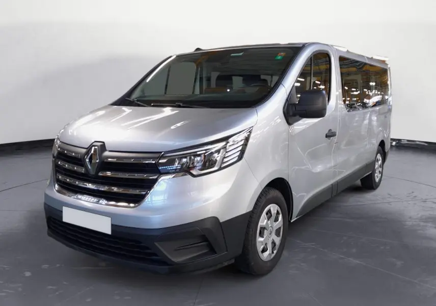 Renault Trafic Combi gris Highland en 3/4 avant droit, avec calandre noire et vitres latérales teintées.