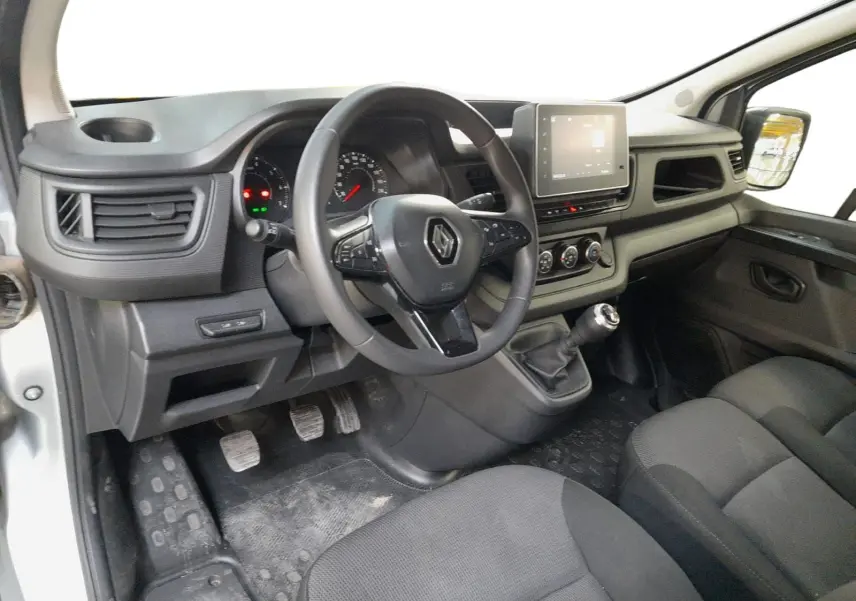 Vue intérieure côté conducteur du Renault Trafic Combi 2022 avec volant multifonction, écran tactile et boîte manuelle.