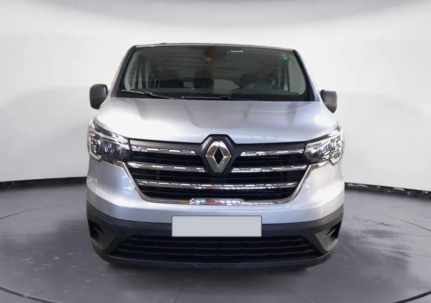 Vue frontale du Renault Trafic Combi L2 gris Highland, mettant en valeur la calandre chromée et les phares LED.