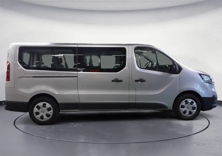Profil droit du Renault Trafic Combi gris Highland 2022, véhicule utilitaire avec grandes vitres latérales et jantes acier.