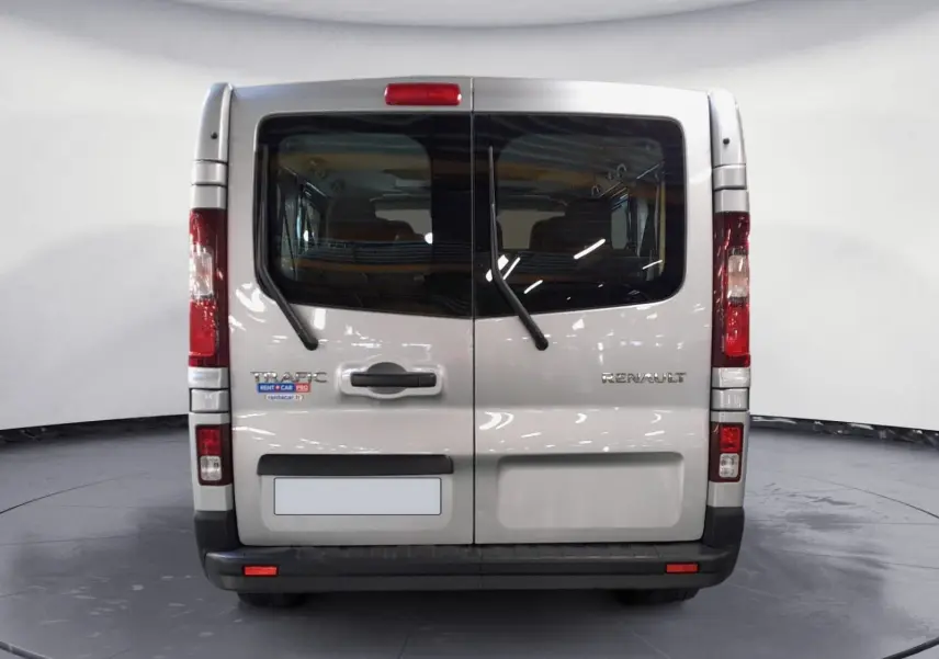 Vue arrière du Renault Trafic Combi gris Highland 2022 avec portes battantes et essuie-glaces arrière.