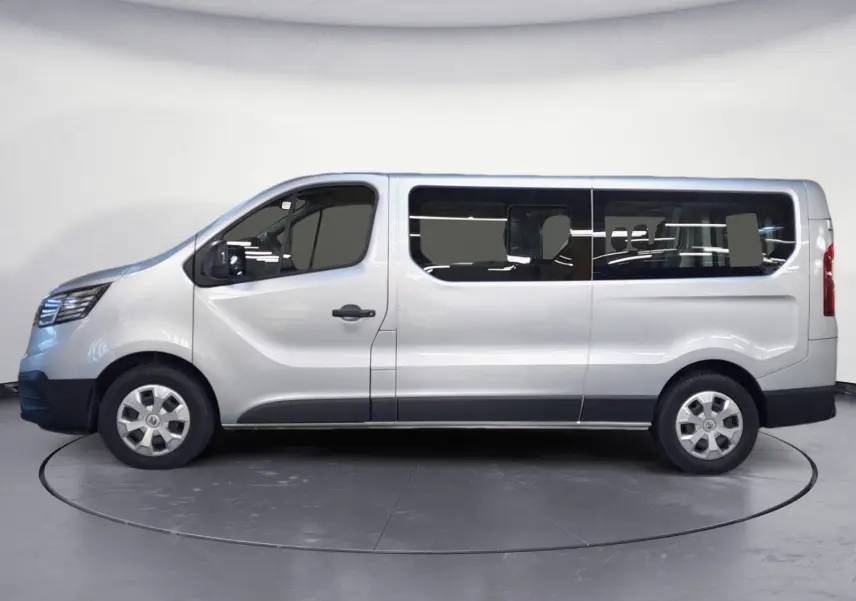 Profil droit du Renault Trafic Combi gris Highland 2022, version L2 9 places avec grandes fenêtres latérales teintées.