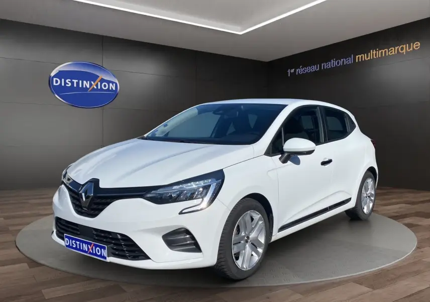 Renault Clio V E-Tech blanche vue 3/4 avant droit, avec phares LED et jantes alliage en showroom.