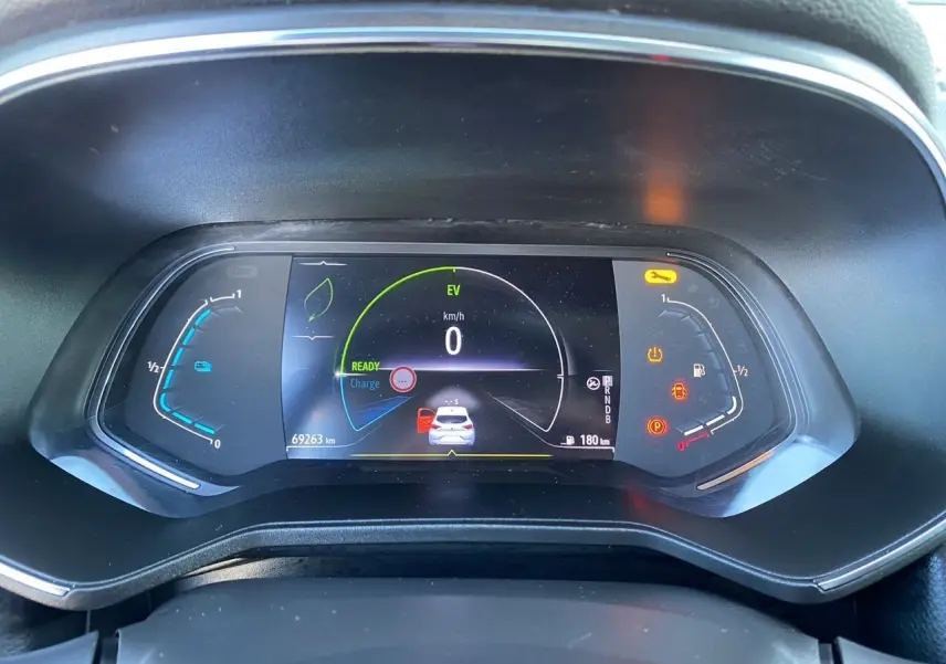 Vue rapprochée du tableau de bord numérique noir de la Renault Clio V E-Tech 140 hybride affichant 0 km/h et 69 263 km.