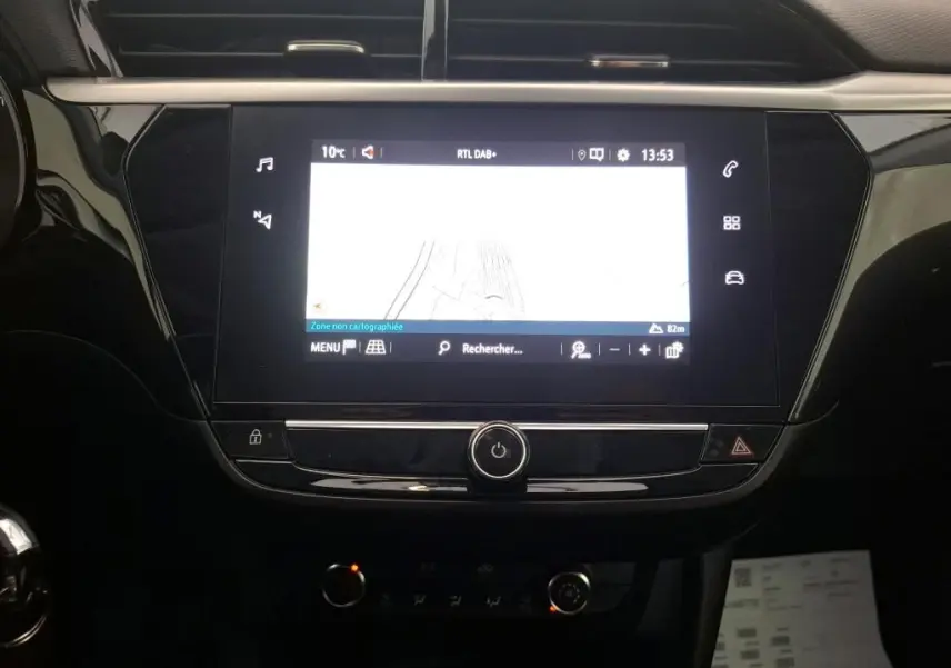 Écran tactile central allumé avec navigation dans l’habitacle noir brillant de l’Opel Corsa F Elegance Business 2023.