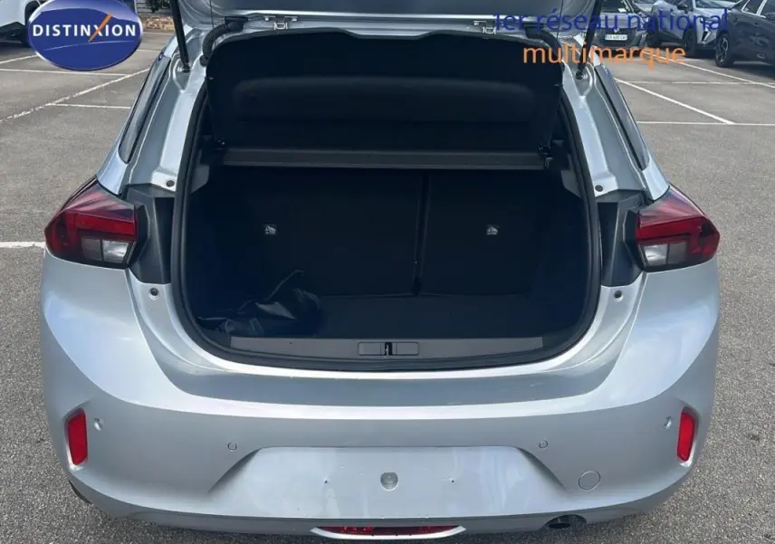 Vue arrière ouverte sur le coffre d’une Opel Corsa gris 2025, montrant l’espace de chargement et les feux arrière.