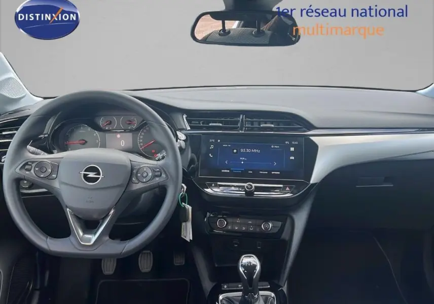 Vue intérieure frontale du tableau de bord d'une Opel Corsa gris 2025 avec volant multifonctions et écran tactile central.