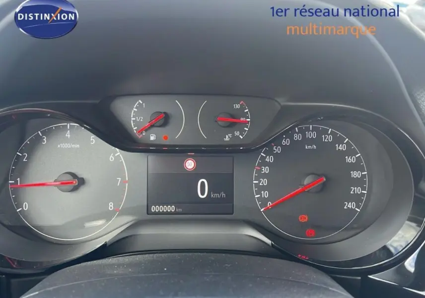 Vue rapprochée du tableau de bord de l'Opel Corsa gris 2025, affichant compteur et indicateurs numériques.