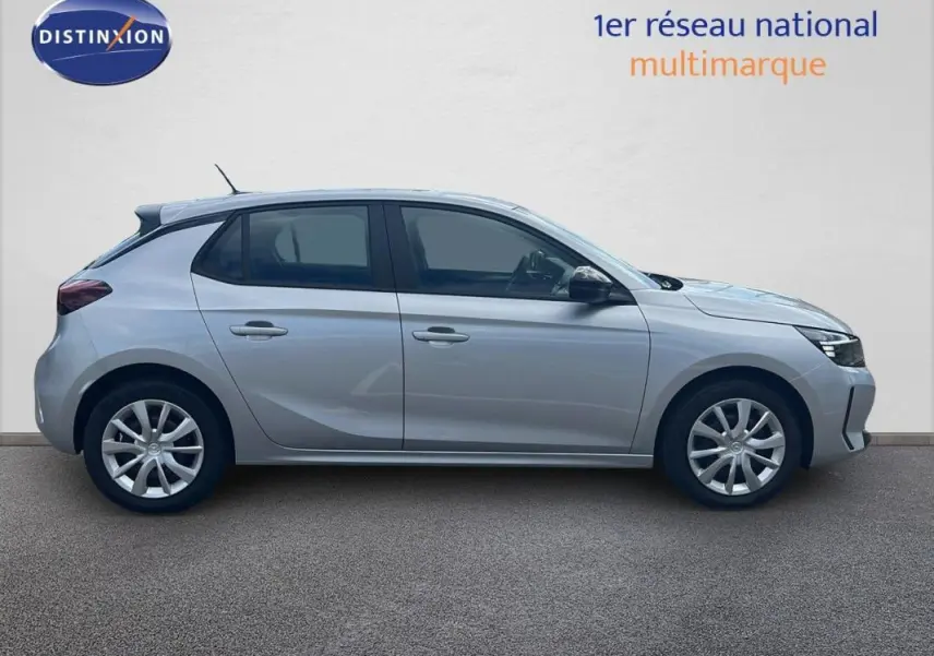 Profil droit d'une Opel Corsa gris clair 2025, compacte et moderne, avec jantes alliage et vitres teintées.