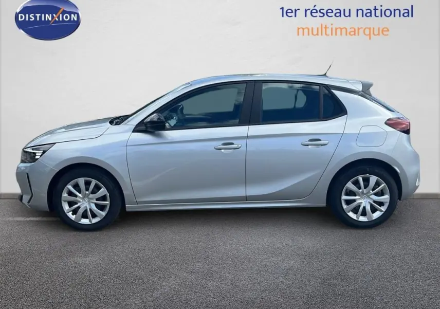 Vue latérale droite d'une Opel Corsa 1.2 PureTech gris clair, avec jantes alliage et lignes de carrosserie épurées.