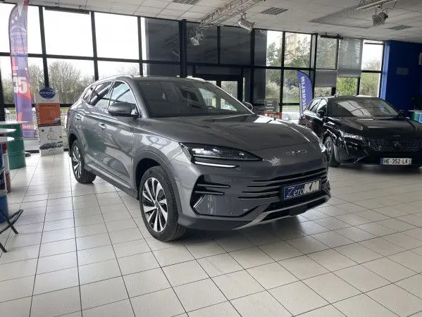 Vue 3/4 avant du BYD SEAL U hybride rechargeable gris Time Grey en showroom, avec jantes alliage et éclairage LED.
