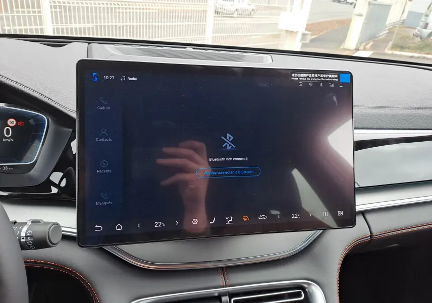 Vue rapprochée de l'écran tactile 15,6'' du tableau de bord noir du BYD SEAL U 2025 en intérieur.
