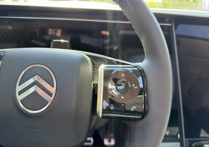 Gros plan sur le volant cuir multifonctions du Citroën C5 Aircross New Hybrid 145, intérieur moderne noir.