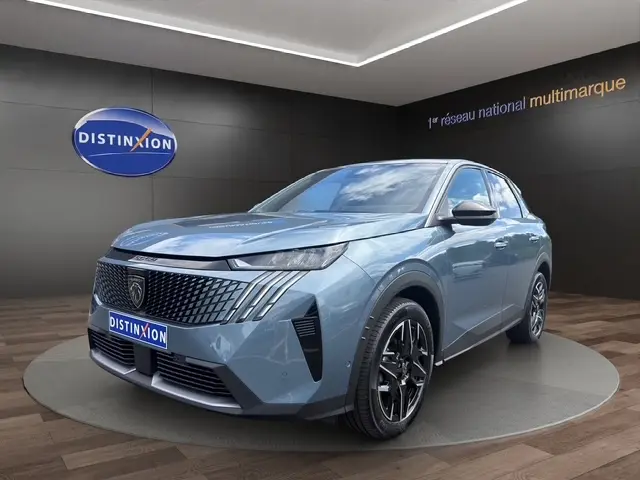 Peugeot 3008 bleu en 3/4 avant droit, avec calandre noire distinctive et jantes alliage noires.