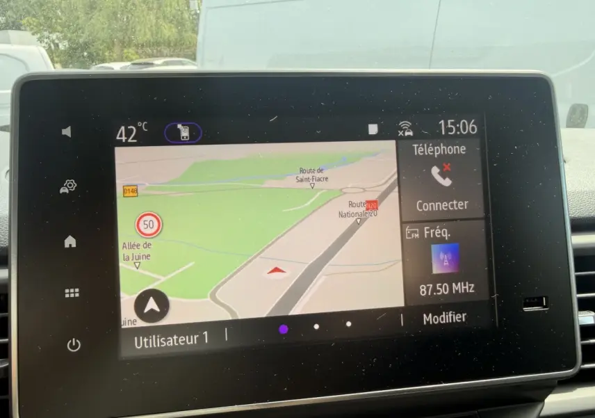 Écran tactile central du Renault Trafic Fourgon blanc, affichant la navigation GPS et les options multimédias.