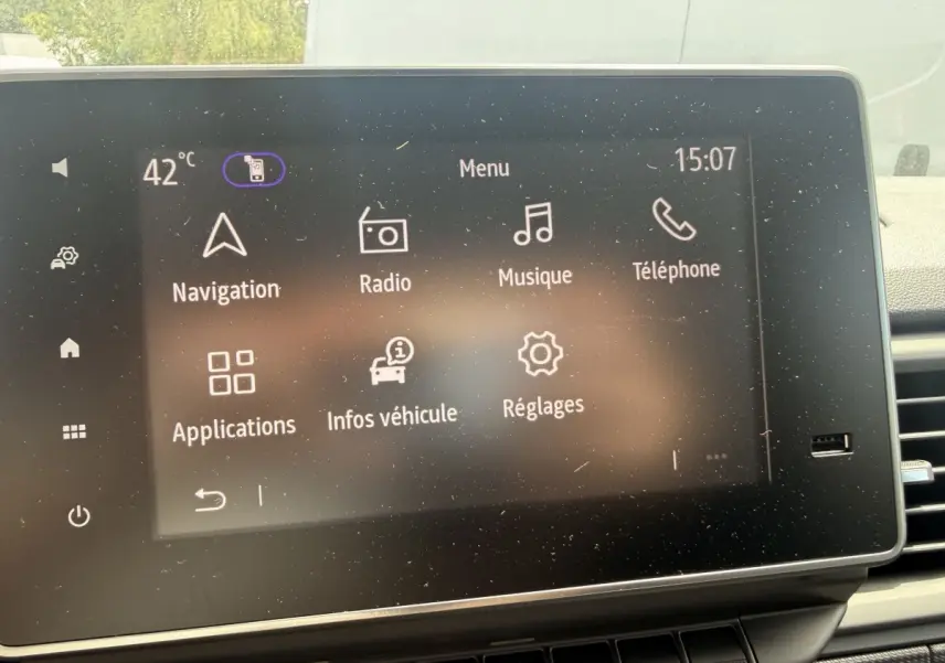Écran tactile central du tableau de bord du Renault Trafic Fourgon blanc, affichant le menu principal multimédia.