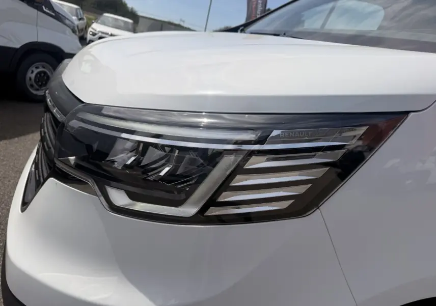 Gros plan sur le phare avant droit LED du Renault Trafic Fourgon blanc, mettant en valeur son design moderne.