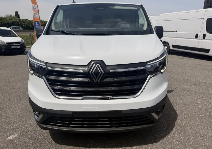 Vue de face du Renault Trafic Fourgon blanc 2025 avec calandre noire et phares LED distinctifs.