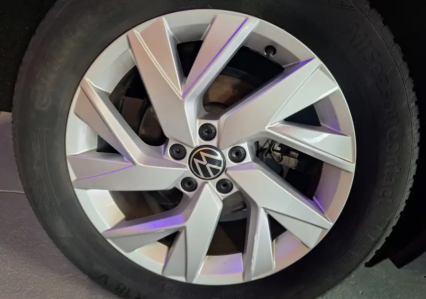 Gros plan sur la jante alliage 18'' Francfort argentée du Volkswagen Tiguan 2.0 TDI BlueMotion gris, avec logo VW central.