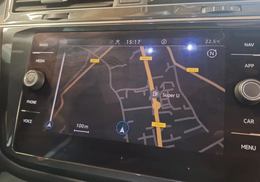 Écran tactile du système de navigation du Volkswagen Tiguan 2.0 TDI, affichant une carte routière détaillée.