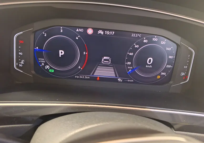 Affichage digital du combiné d'instruments du Volkswagen Tiguan 2021, avec indication de vitesse, régime moteur et température extérieure.