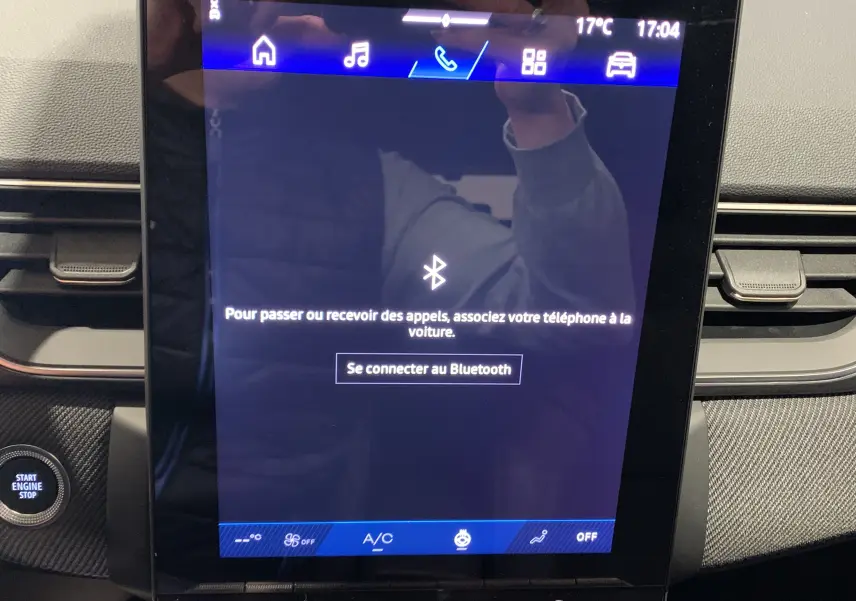 Écran tactile central de la Renault SYMBIOZ bleu iron, affichant la connexion Bluetooth, intérieur moderne et épuré.