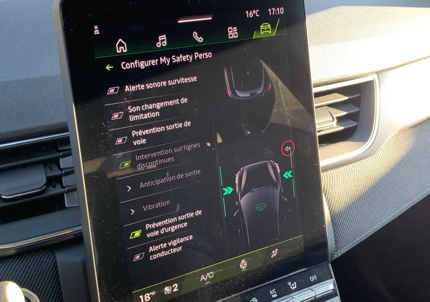 Écran tactile central du Renault Symbioz E-Tech Hybrid 2025 montrant les réglages du pack safety et driving.